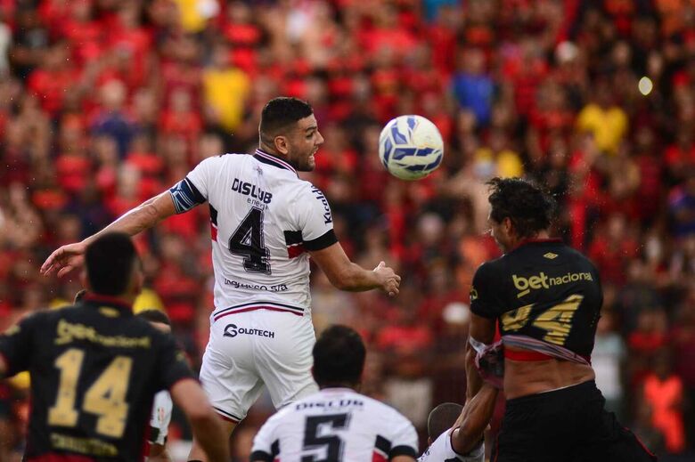 Jogo entre Sport X Santa Cruz, pela semifinal do Campeonato Pernambucano. | Fotos: Ricardo Fernandes/Folha de Pernambuco