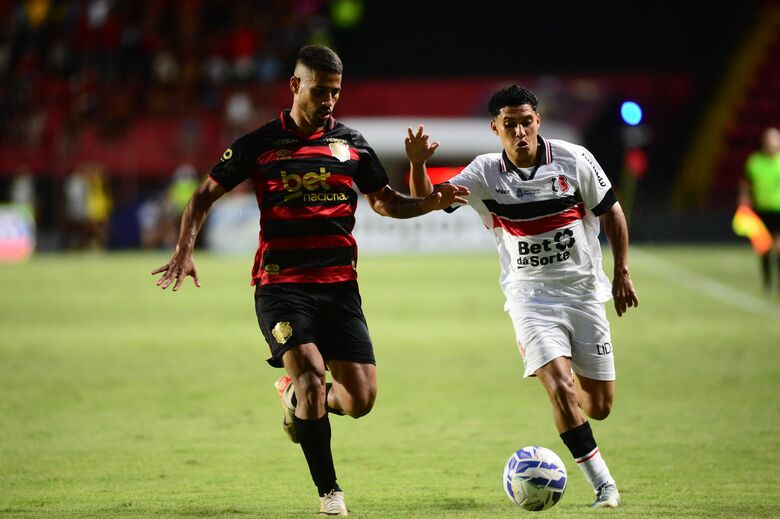 Jogo entre Sport X Santa Cruz, pela semifinal do Campeonato Pernambucano. | Fotos: Ricardo Fernandes/Folha de Pernambuco
