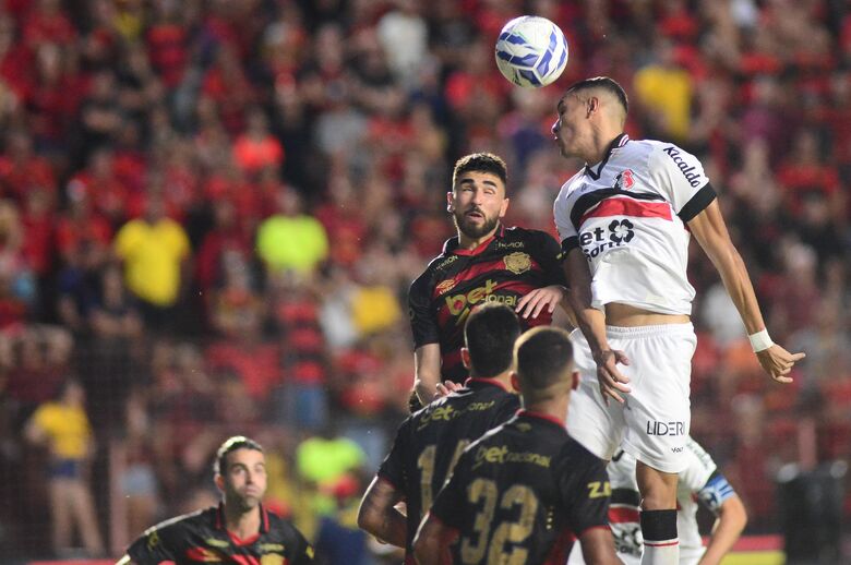 Jogo entre Sport X Santa Cruz, pela semifinal do Campeonato Pernambucano. | Fotos: Ricardo Fernandes/Folha de Pernambuco