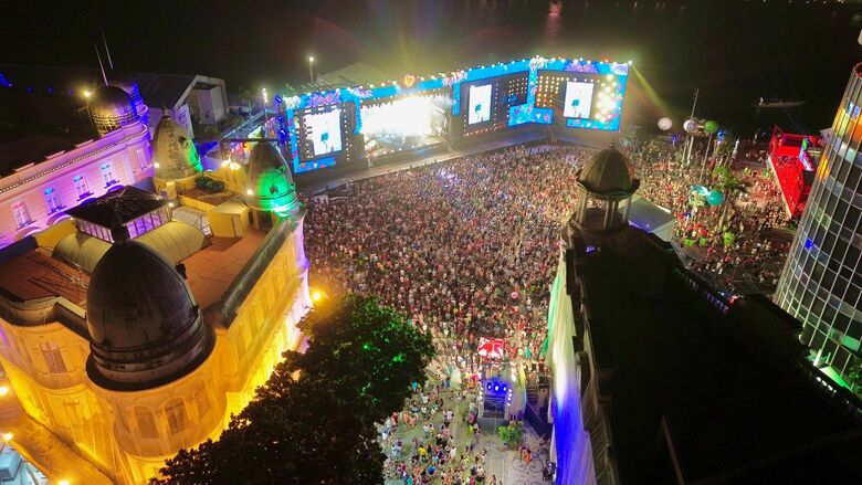 Público lotou Marco Zero para assistir shows do Carnaval do Recife 2025, na noite desta segunda-feira (3) | Fotos: Paullo Allmeida/Folha de Pernambuco