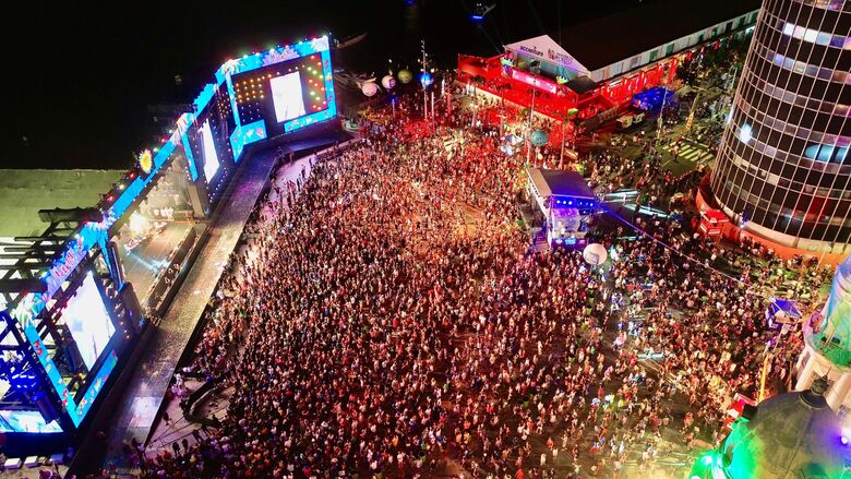 Público lotou Marco Zero para assistir shows do Carnaval do Recife 2025, na noite desta segunda-feira (3) | Fotos: Paullo Allmeida/Folha de Pernambuco