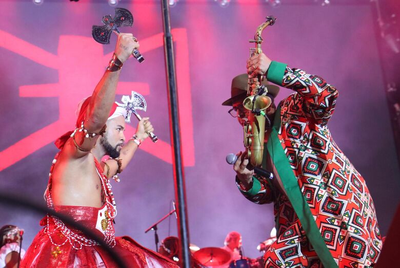 Público lotou Marco Zero para assistir shows do Carnaval do Recife 2025, na noite desta segunda-feira (3) | Fotos: Paullo Allmeida/Folha de Pernambuco