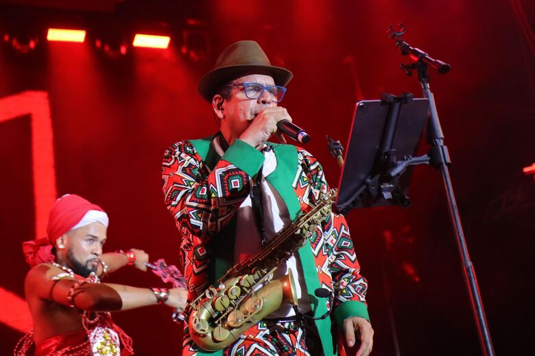 Público lotou Marco Zero para assistir shows do Carnaval do Recife 2025, na noite desta segunda-feira (3) | Fotos: Paullo Allmeida/Folha de Pernambuco