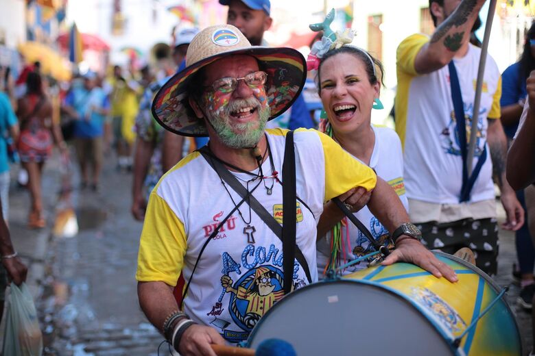 Bloco a corda desfilando nas ladeiras de Olinda. | Foto: Rafael Melo/Folha de Pernambuco