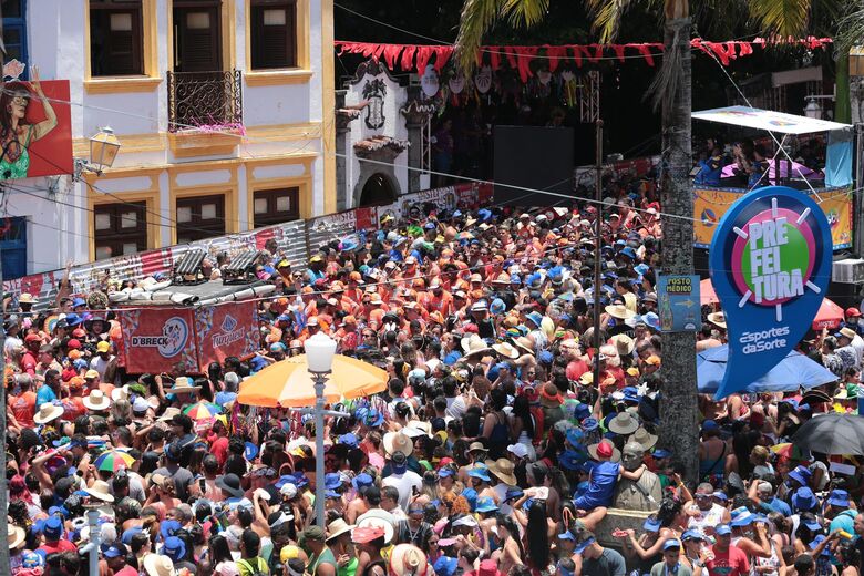 Bloco D'Breck na prefeitura | Foto: Rafael Melo/Folha de Pernambuco
