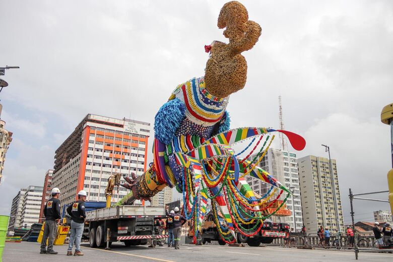 Desmontagem começou por volta das 8h | Foto: Walli Fontenele/Folha de Pernambuco