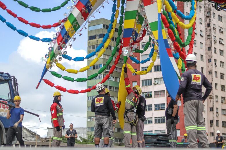 Desmontagem começou por volta das 8h | Foto: Walli Fontenele/Folha de Pernambuco