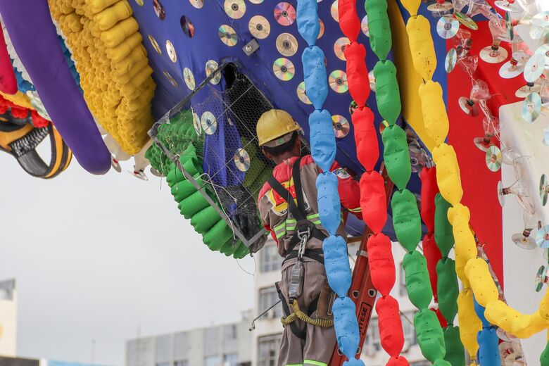 Desmontagem começou por volta das 8h | Foto: Walli Fontenele/Folha de Pernambuco