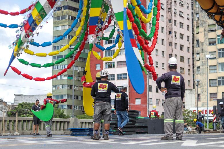 Desmontagem começou por volta das 8h | Foto: Walli Fontenele/Folha de Pernambuco