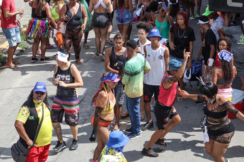 Milhares de pessoas compareceram ao bloco | Foto: Walli Fontenele/Folha de Pernambuco