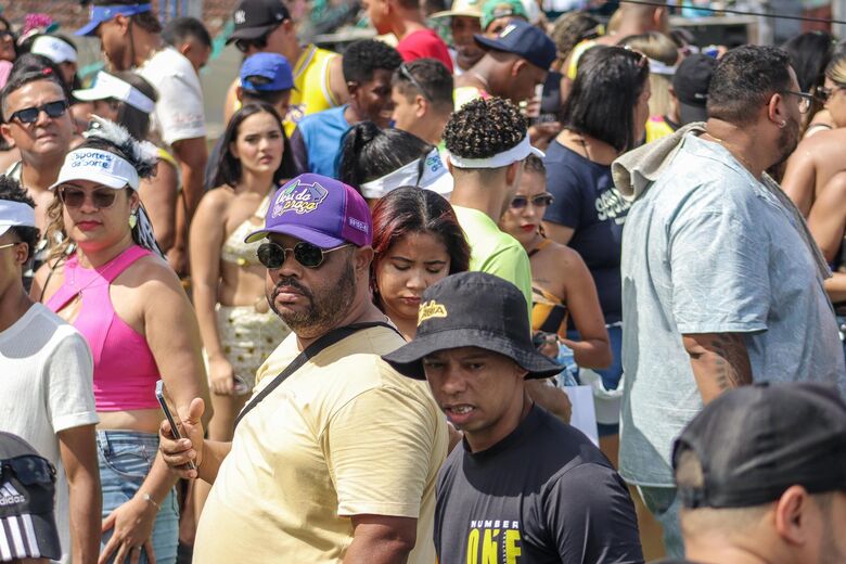 Milhares de pessoas compareceram ao bloco | Foto: Walli Fontenele/Folha de Pernambuco