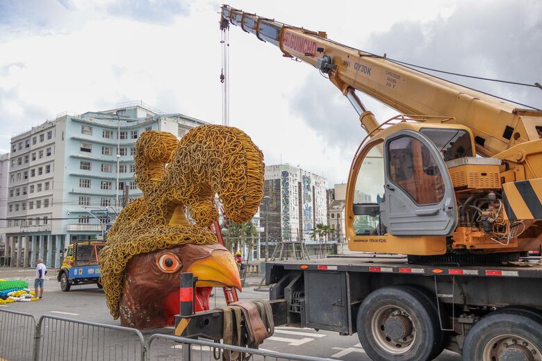 Desmontagem começou por volta das 8h | Foto: Walli Fontenele/Folha de Pernambuco