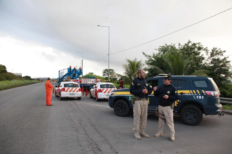 Escolta de transformador de energia começa neste sábado (15), rumo à Paraíba. - Foto: Davi de Queiroz/Folha de Pernambuco