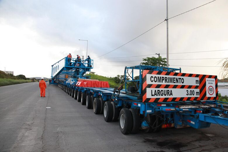 Escolta de transformador de energia começa neste sábado (15), rumo à Paraíba. - Foto: Davi de Queiroz/Folha de Pernambuco