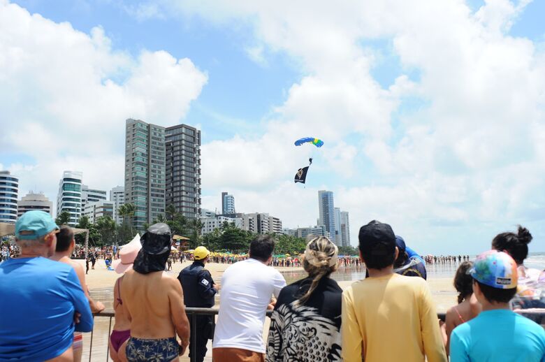 Exército brasileiro realiza exibição de paraquedismo na praia de Boa Viagem. Fotos: Ricardo Fernandes/Folha de Pernambuco