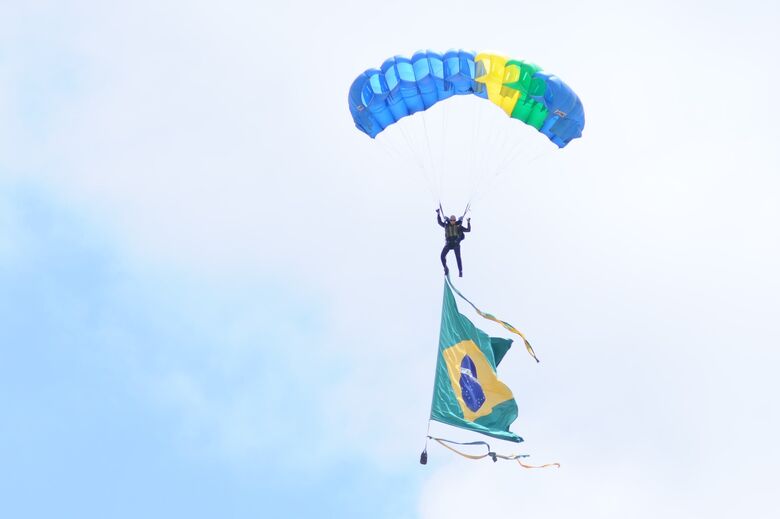 Exército brasileiro realiza exibição de paraquedismo na praia de Boa Viagem. Fotos: Ricardo Fernandes/Folha de Pernambuco