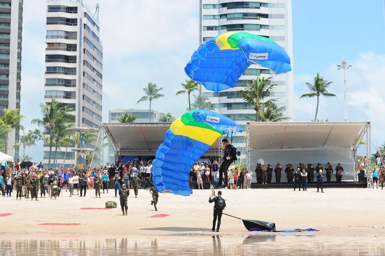 Exército brasileiro realiza exibição de paraquedismo na praia de Boa Viagem. Fotos: Ricardo Fernandes/Folha de Pernambuco