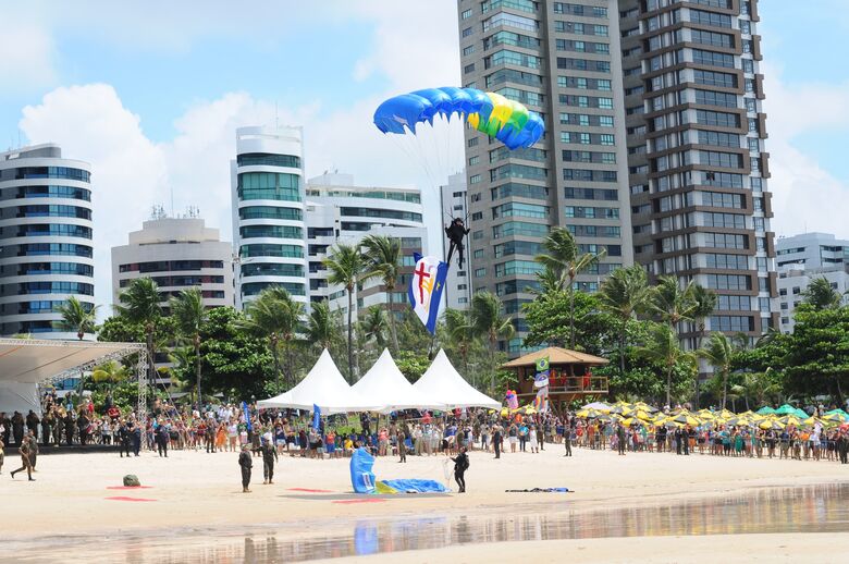 Exército brasileiro realiza exibição de paraquedismo na praia de Boa Viagem. Fotos: Ricardo Fernandes/Folha de Pernambuco