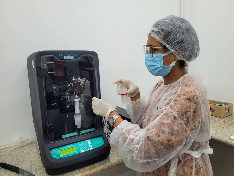 O projeto aproveitou a eficiência das máquinas adquiridas pelos estados brasileiros para ler os testes de Covid, em 2020. Foto: Divulgação/Útero é Vida.