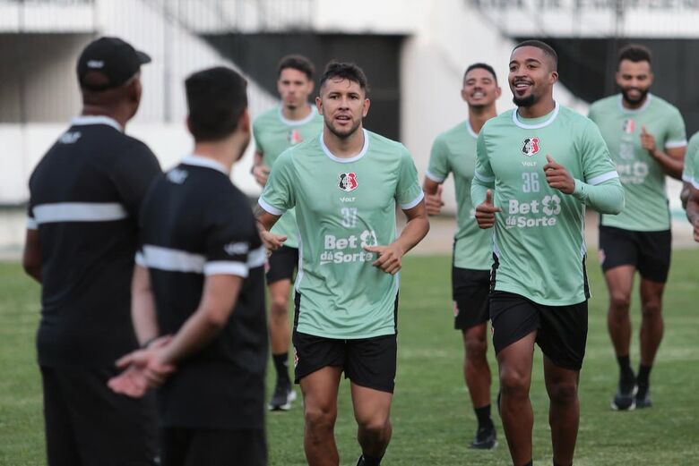 Pedro Favela, recém-chegado, e Yuri Ferraz, retornando de empréstimo, atletas disputaram o Estadual pelo Velo Clube-SP/ Rafael Melo/Folha de Pernambuco 