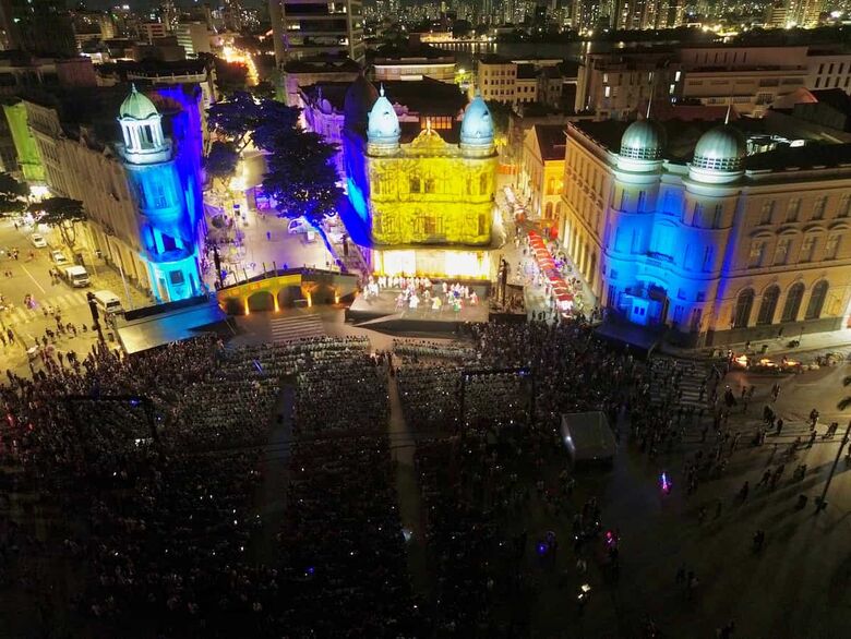 Boi Voador encanta multidão ao sobrevoar o céu do Recife na noite deste domingo (23). Foto: Paullo Allmeida/Folha de Pernambuco.