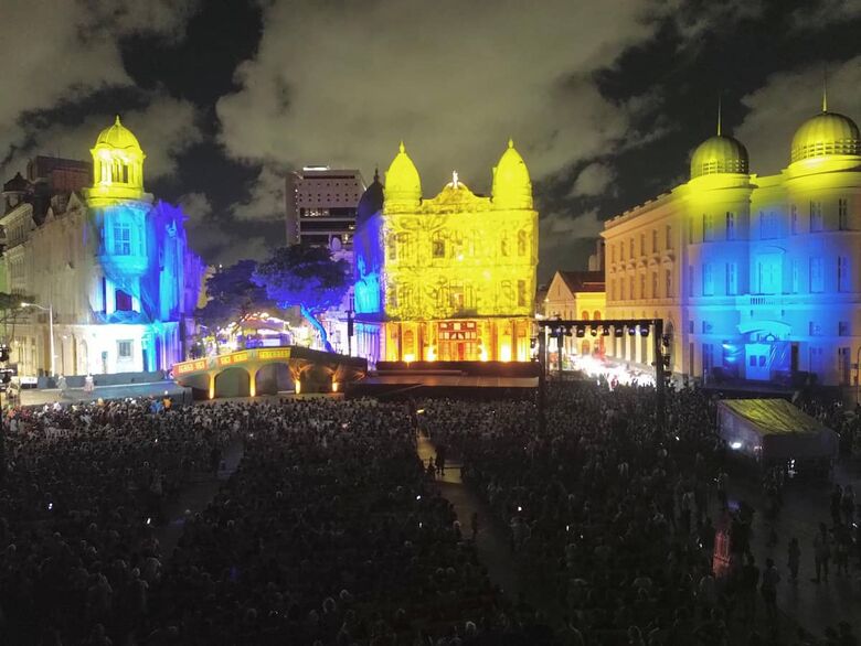 Boi Voador encanta multidão ao sobrevoar o céu do Recife na noite deste domingo (23). Foto: Paullo Allmeida/Folha de Pernambuco.