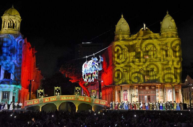 Boi Voador encanta multidão ao sobrevoar o céu do Recife na noite deste domingo (23). Foto: Paullo Allmeida/Folha de Pernambuco.
