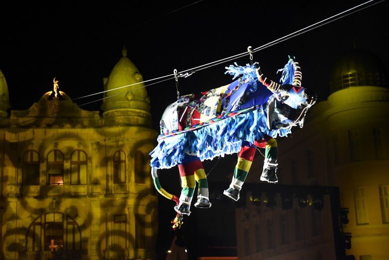 Boi Voador encanta multidão ao sobrevoar o céu do Recife na noite deste domingo (23). Foto: Paullo Allmeida/Folha de Pernambuco.