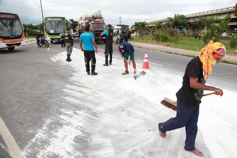 Caminhão carregado de barrilha tomba em Olinda | Foto: Davi de Queiroz/Folha de Pernambuco