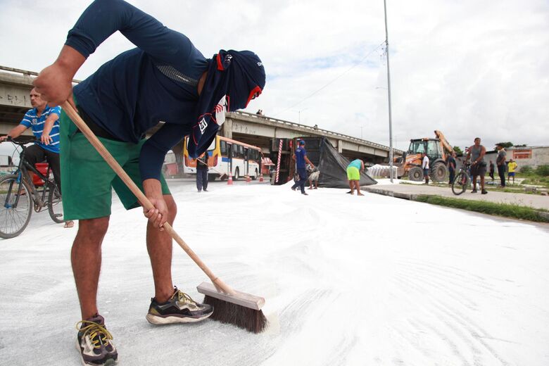Caminhão carregado de barrilha tomba em Olinda | Foto: Davi de Queiroz/Folha de Pernambuco