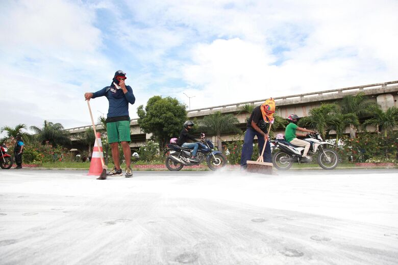 Caminhão carregado de barrilha tomba em Olinda | Foto: Davi de Queiroz/Folha de Pernambuco