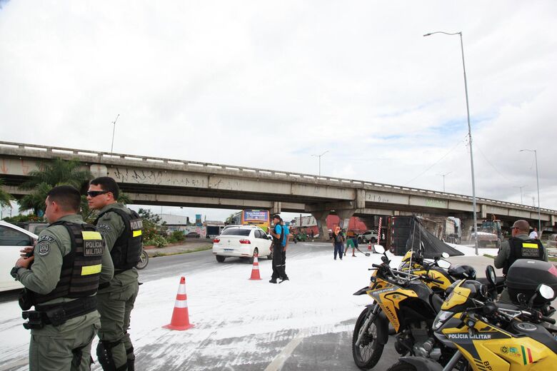 Caminhão carregado de barrilha tomba em Olinda | Foto: Davi de Queiroz/Folha de Pernambuco