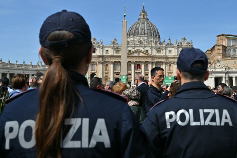 Polícia fazendo segurança diante do Vaticano - Foto: Andreas Solaro/AFP