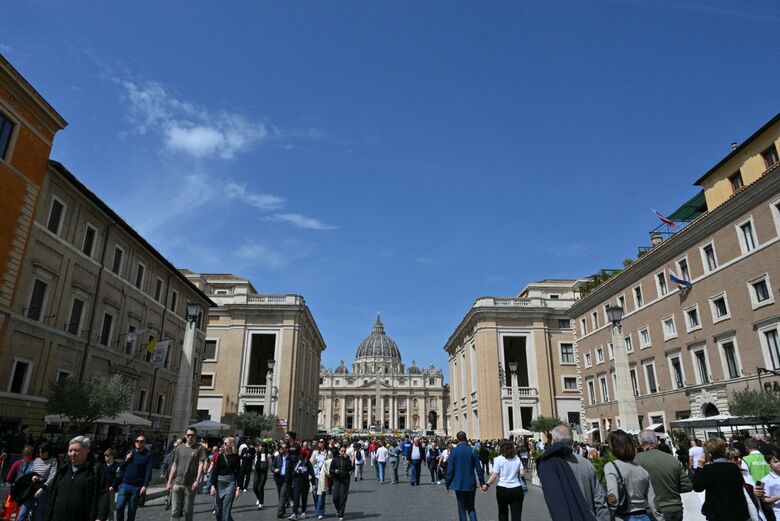 Fiéis diante do Vaticano - Foto: Andreas Solaro/AFP