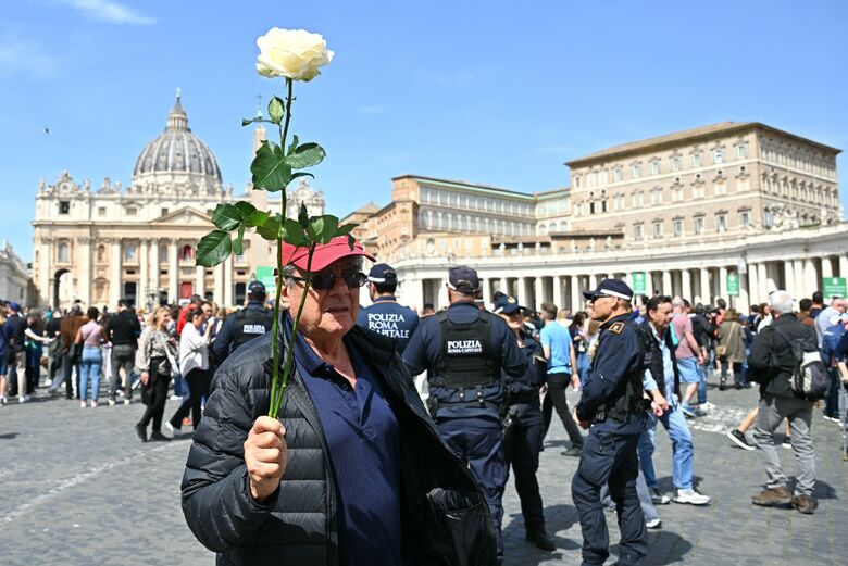 Fiéis diante do Vaticano - Foto: Andreas Solaro/AFP