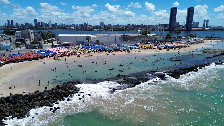 Praia do Pina nesta Sexta da Paixão - Arthur Motta/Folha de Pernambuco