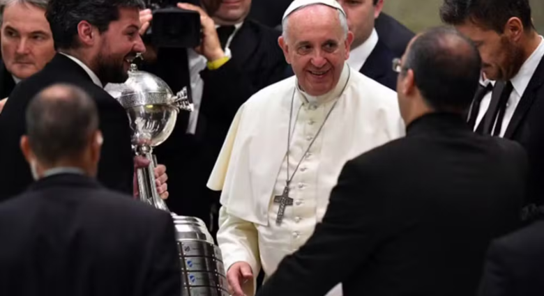 Papa Francisco recebeu a taça da Libertadores conquistada pelo San Lorenzo em 2014 Foto: Divulgação/Osservatore Romano