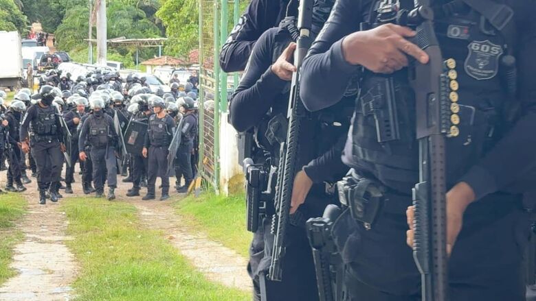 A mobilização de segurança para a transferência ocorre de forma integrada com a atuação de 115 policiais penais, 12 policiais civis, 332 policiais militares, além do Corpo de Bombeiros, Polícia Rodoviária Federal e serviços de inteligência. Foto: Divulgação/SEAP.