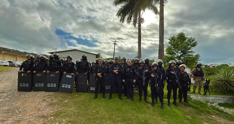 A mobilização de segurança para a transferência ocorre de forma integrada com a atuação de 115 policiais penais, 12 policiais civis, 332 policiais militares, além do Corpo de Bombeiros, Polícia Rodoviária Federal e serviços de inteligência. Foto: Divulgação/SEAP.