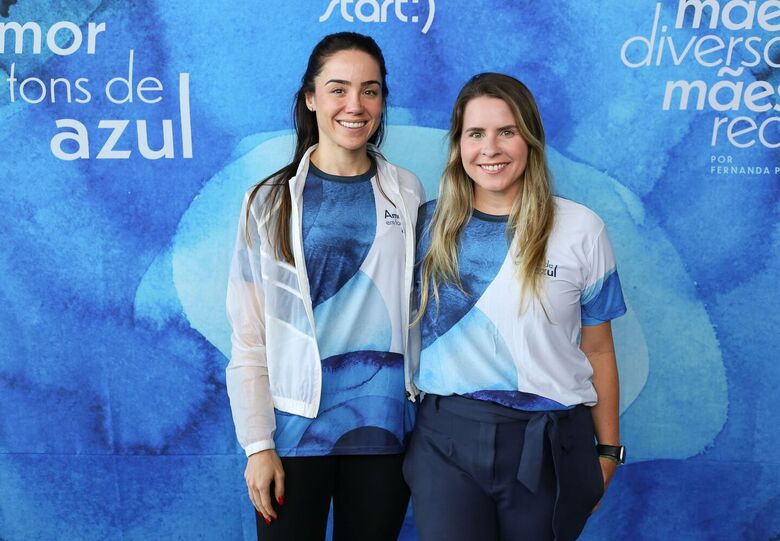 Joanna Costa, diretora do Grupo EQM (esquerda), com Marina Lemos (direita), que também é mãe atípica. - Foto: Matheus Ribeiro/ Folha de Pernambuco