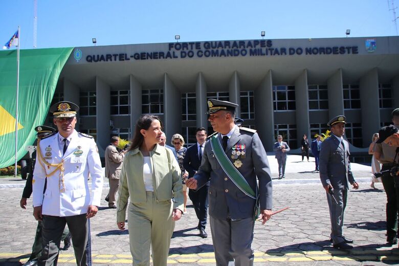 Raquel Lyra recebe honras militares | Foto: Arthur Mota/Folha de Pernambuco