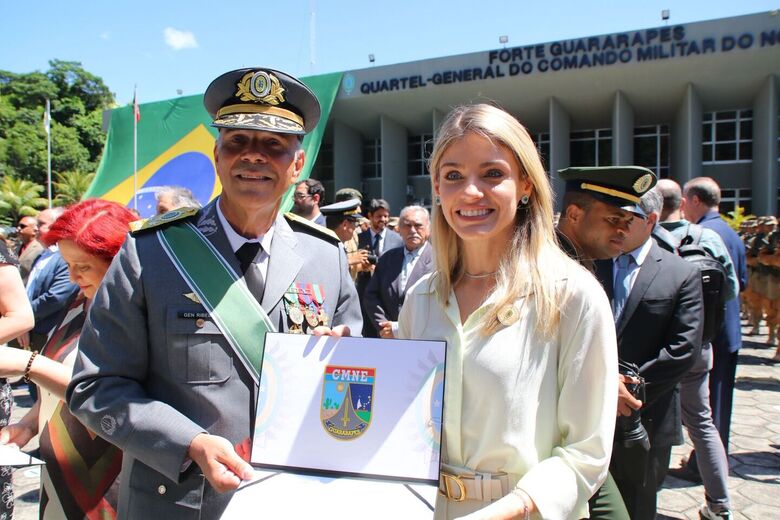 A vice-presidente do jornal, Mariana Costa, recebeu 'Diploma de Colaborador Emérito do Exército' | Foto: Arthur Mota/Folha de Pernambuco