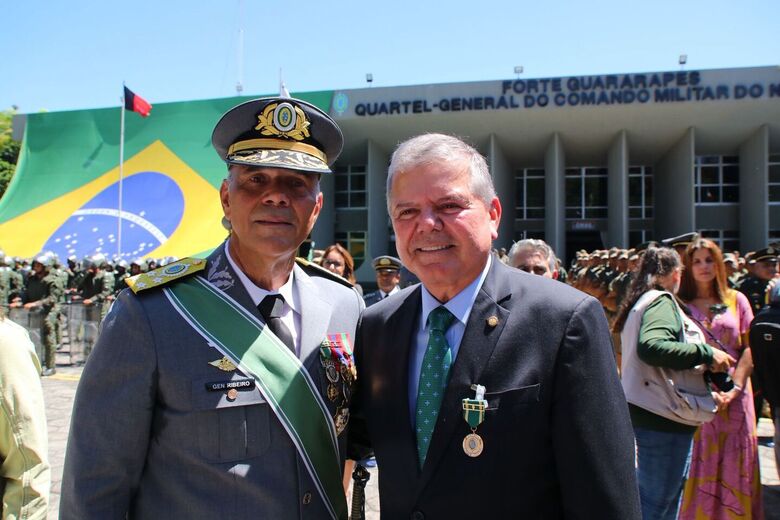 Presidente do TJPE, Ricardo Paes Barreto, também recebeu mais alta comenda do EB | Foto: Arthur Mota/Folha de Pernambuco