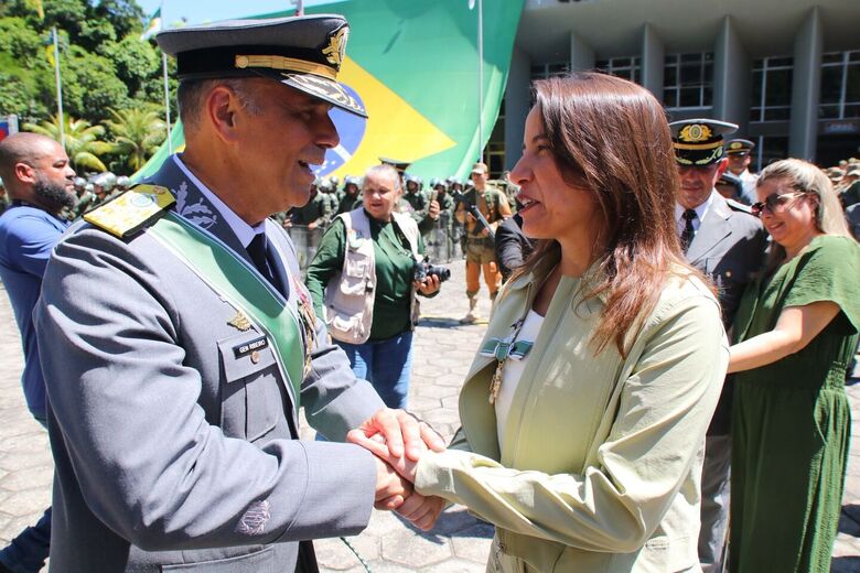 Governadora recebeu a mais alta comenda do EB | Foto: Arthur Mota/Folha de Pernambuco
