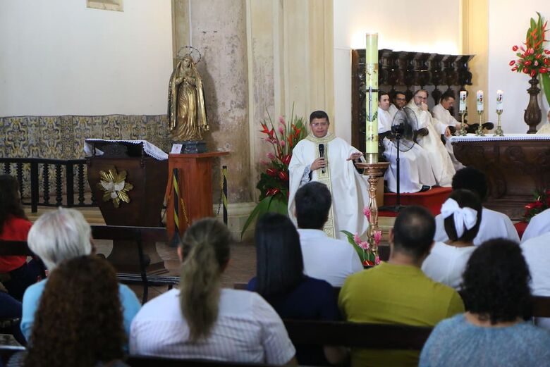  Fiéis participam de missa com bênçãos especiais na Catedral da Sé, em Olinda, neste domingo de Páscoa (20). Foto: Paullo Allmeida/Folha de Pernambuco.