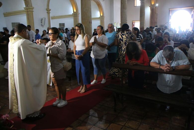  Fiéis participam de missa com bênçãos especiais na Catedral da Sé, em Olinda, neste domingo de Páscoa (20). Foto: Paullo Allmeida/Folha de Pernambuco.