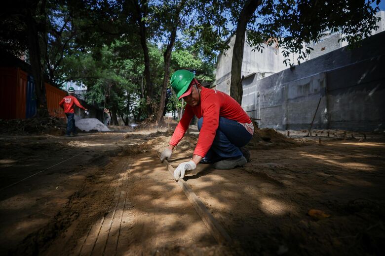 Trabalhadores realizam serviço da obra do casarão histórico na Avenida Conselheiro Rosa e Silva, número 720, nas Graças. Foto: Edson Holanda / Prefeitura do Recife
