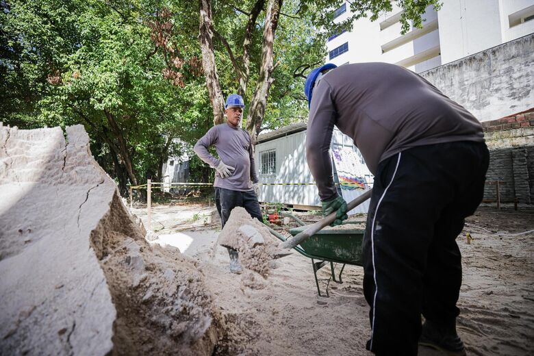 Trabalhadores realizam serviço da obra do casarão histórico na Avenida Conselheiro Rosa e Silva, número 720, nas Graças. Foto: Edson Holanda / Prefeitura do Recife