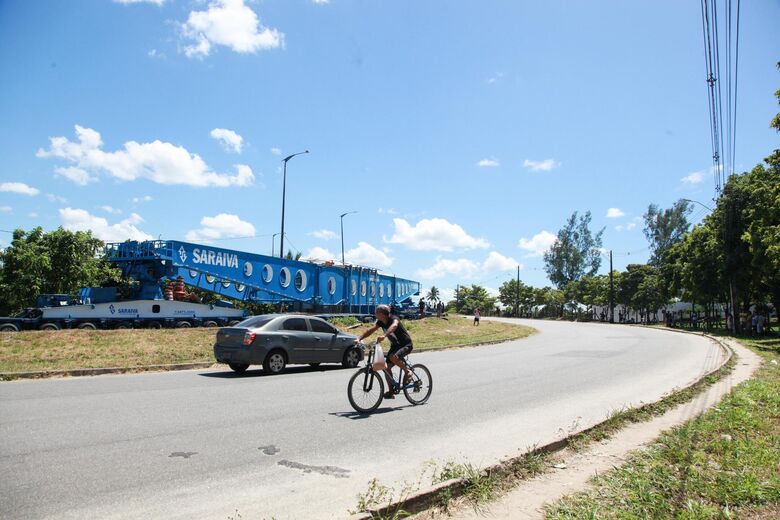 Transporte de um transformador gigante de Pernambuco até a Paraíba foi interrompido na manhã desta sexta-feira (2) após problema hidráulico no comboio | Foto: Davi de Queiroz/Folha de Pernambuco
