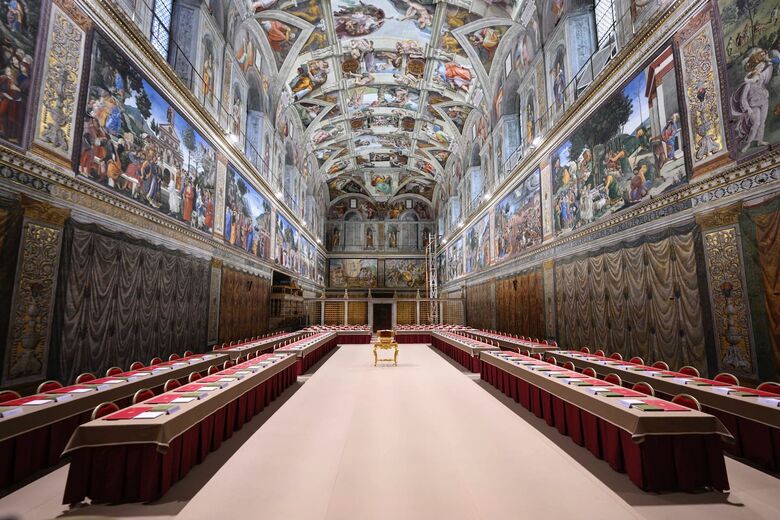 A Capela Sistina na véspera do conclave no Vaticano. | Foto: Handout/Vatican Media/AFP
